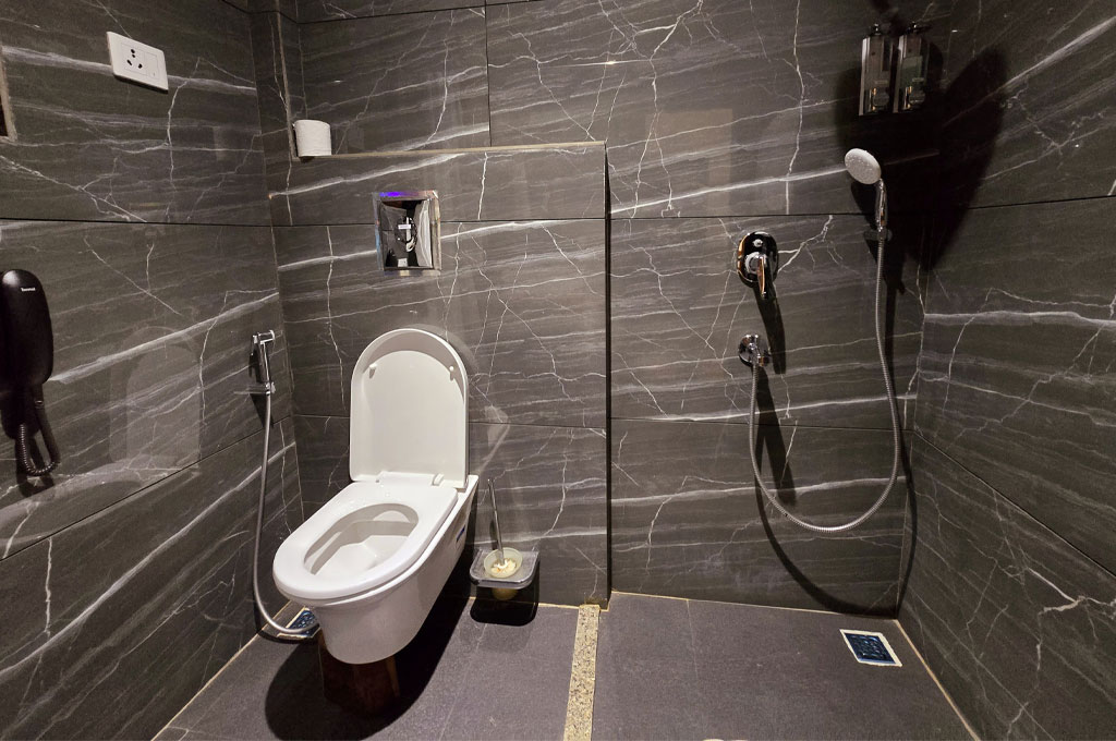 hotel-norpheling-double-deluxe-room-restroom-2