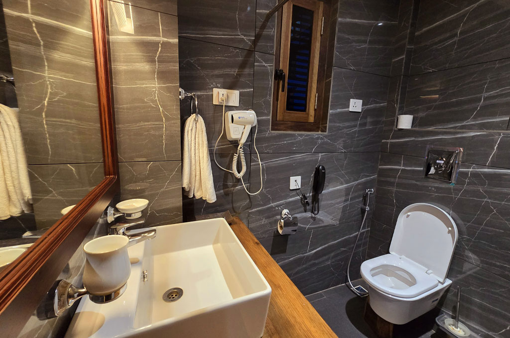 hotel-norpheling-double-deluxe-room-restroom