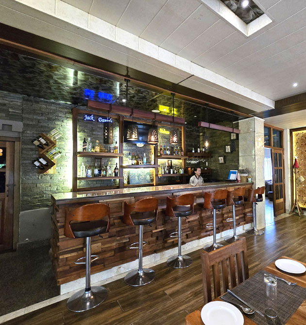 Bar & Amenities
